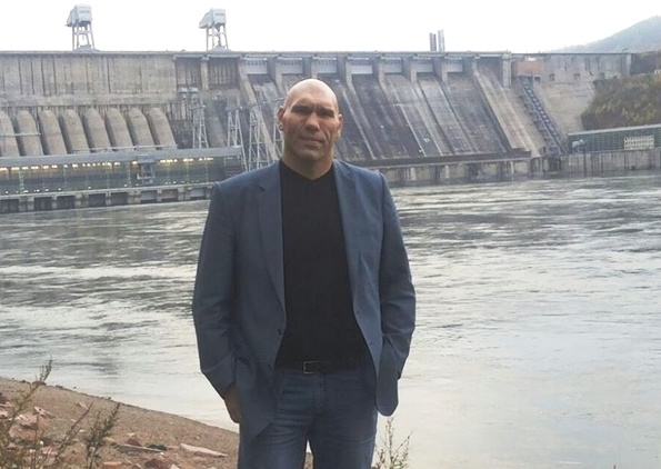 Николай Валуев на фоне Красноярской ГЭС Николай Валуев на фоне Красноярской ГЭС