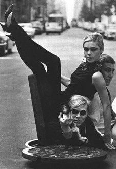 Энди Уорхол с друзьями, 1965 год. Энди Уорхол с друзьями, 1965 год.