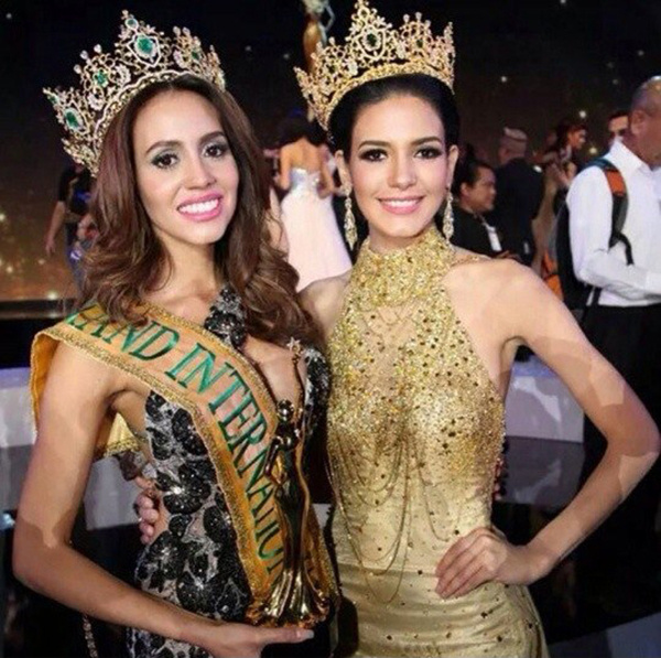 Miss Grand International 2014 кубинка Дариянн Лис (слева) и победительница прошлого года пуэрториканка Жанеле Чапарро Miss Grand International 2014 кубинка Дариянн Лис (слева) и победительница прошлого года пуэрториканка Жанеле Чапарро