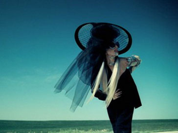 Кадр из клипа Леди ГаГа (Lady GaGa) «You And I» Кадр из клипа Леди ГаГа (Lady GaGa) «You And I»