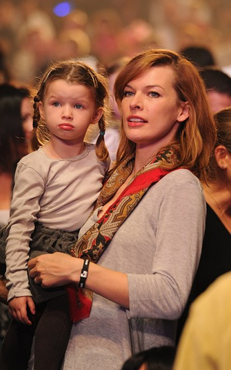 Милла Йовович (Milla Jovovich) c дочерью Милла Йовович (Milla Jovovich) c дочерью