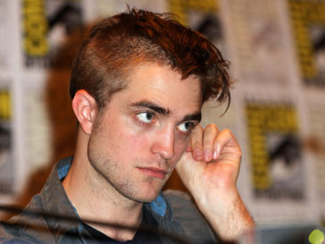 Роберт Паттинсон (Robert Pattinson) подарил гитару бродяге Роберт Паттинсон (Robert Pattinson) подарил гитару бродяге.