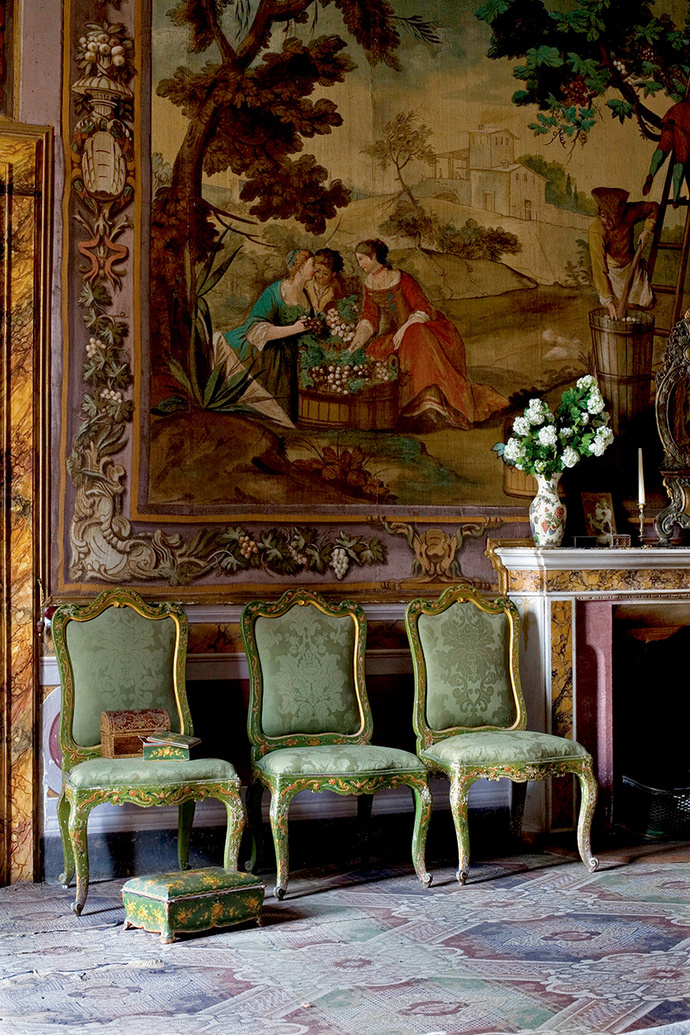 Зеленая комната на втором этаже. Стены украшают «поддельные гобелены» работы Игнатиуса Модера. Рисунок на них не выткан, а написан маслом по холсту. Стулья и деревянные подставки для ног сделаны сиенскими мастерами в XVIII веке.