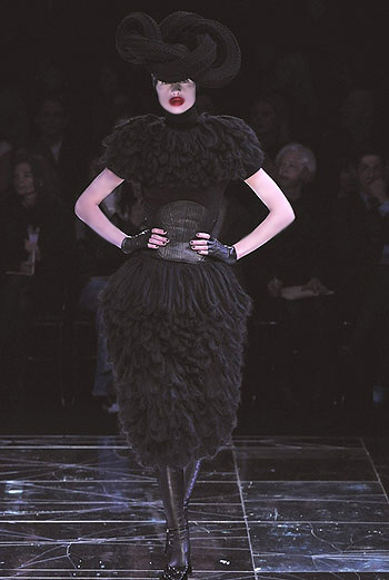 Показ коллекции Alexander McQueen осень-зима 09/10. Показ коллекции Alexander McQueen осень-зима 09/10.