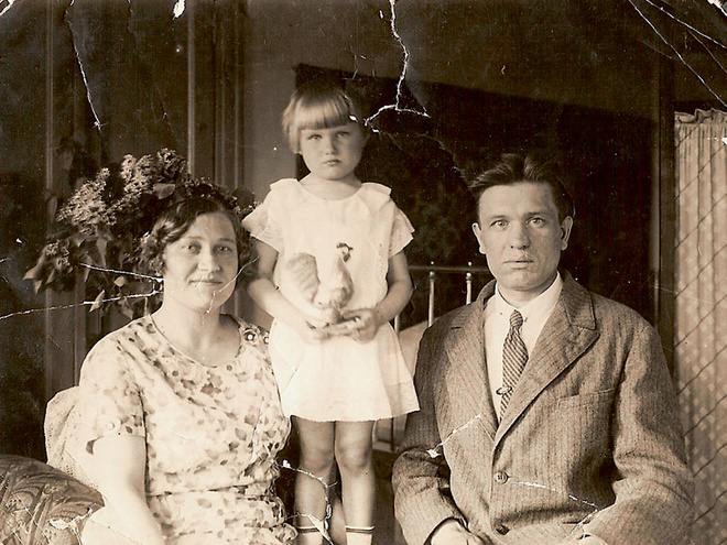 Бабушка Зина и дедушка Дима с дочкой Таней, мамой певицы. Середина 50-х годов. Бабушка Зина и дедушка Дима с дочкой Таней, мамой певицы. Середина 50-х годов.