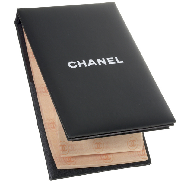 Салфетки Papier Matifiant de Chanel снимают излишний блеск кожи, оставляя макияж нетронутым. 150 листочков хватит не на один месяц. Салфетки Papier Matifiant de Chanel снимают излишний блеск кожи, оставляя макияж нетронутым. 150 листочков хватит не на один месяц.
