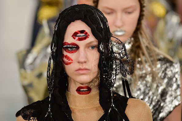 Показ коллекции Maison Margiela весна-лето 2016 на Парижской неделе моды Необычный макияж на Парижской неделе моды