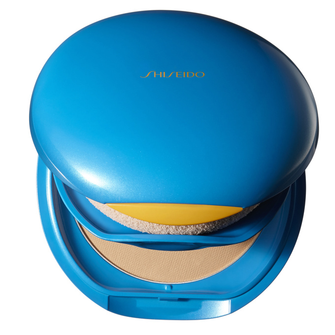 Пудра UV Protective Compact Foundation SPF 30, Shiseido, не только матирует, но и увлажняет кожу благодаря наличию в составе гиалуроновой кислоты.