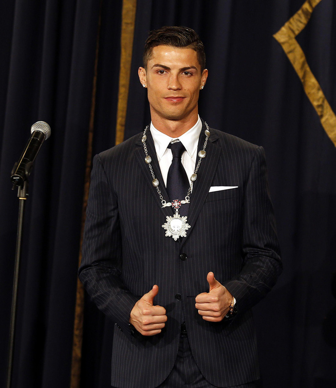 Криштиану Роналду получил Медаль за заслуги Футболист Криштиану Роналду