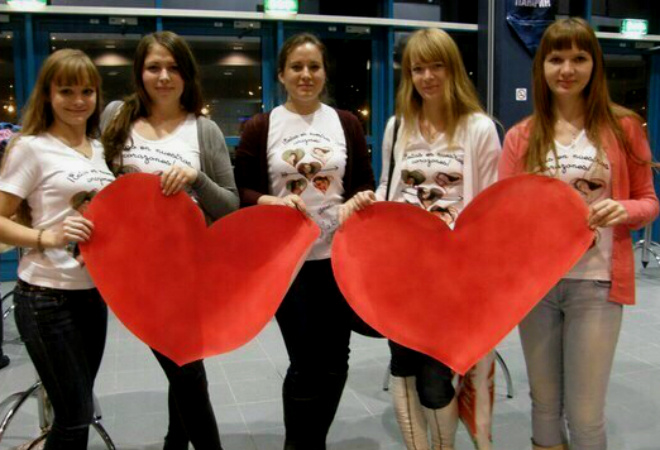 Девушки из фан-клуба Estas en nuestros corazones встречали Наташу с красными сердцами в руках Estas en nuestros corazones, Наша Наташа Tour 2014 в Петербурге