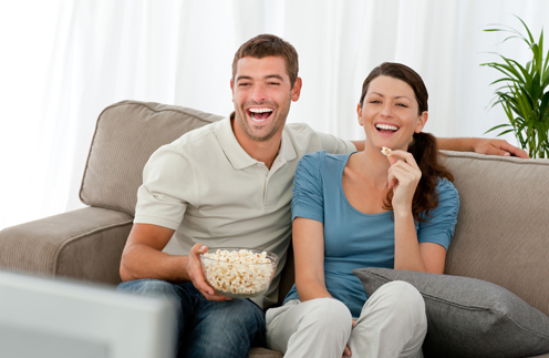 Обеды и ужины перед телевизором приведут к перееданию.