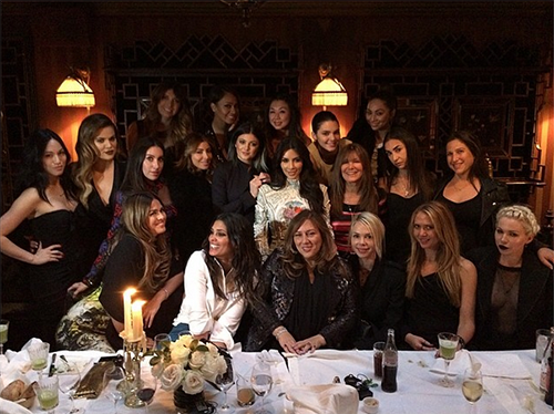 Ким Кардашьян с подругами и сестрами на ужине в Париже