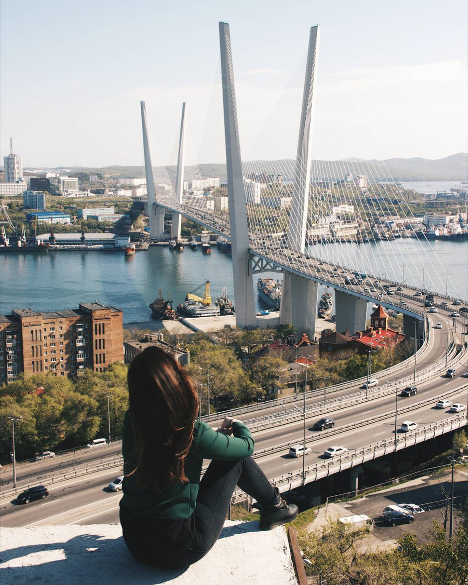 Девушка мост Владивосток