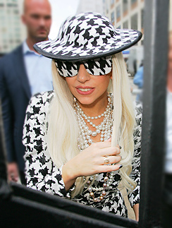 Леди ГаГа меняет образы несколько раз в день. Леди ГаГа (Lady GaGa)