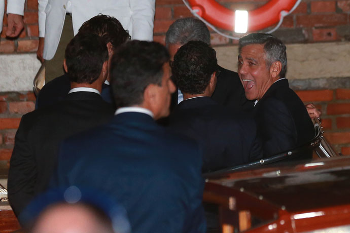 Джордж Клуни с гостями на холостяцкой вечеринке накануне свадьбы
