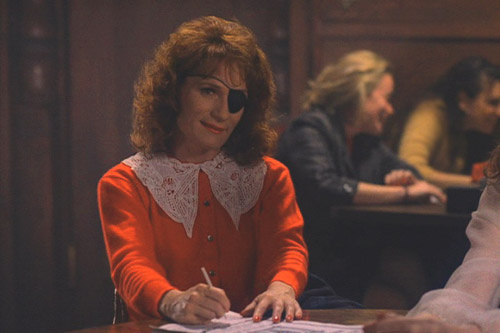 Одноглазая Нардин (Венди Роби) – сумасшедшая женщина, наделенная мужской силой. Ей кажется, что она школьница.