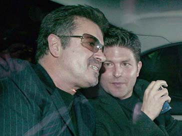 Джордж Майкл (George Michael) и его любовник Кенни Госс (Kenny Goss) Джордж Майкл (George Michael) и его любовник Кенни Госс (Kenny Goss)