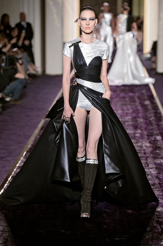 В Париже прошел показ Atelier Versace
