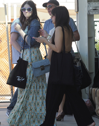 Мишель Трахтенберг (Michelle Trachtenberg) на музыкальном фестивале Coachella 2012