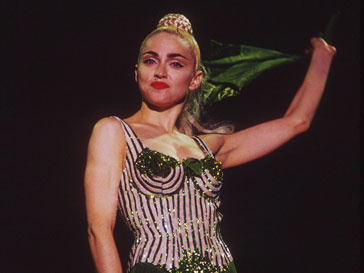 Мадонна (Madonna) в легендарном бюстгальтере во время тура в 1990 году Мадонна (Madonna) в легендарном бюстгальтере во время тура в 1990 году