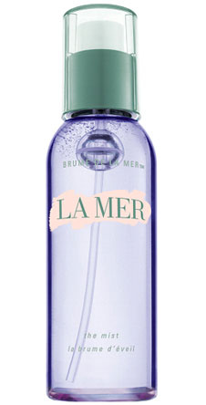 Освежающая дымка The Mist от La Mer. Помогает восстановить баланс влажности. Можно нанести дымку на ватные диски, положить на закрытые веки и оставить на несколько минут, чтобы снять усталость с глаз и расслабить мимические морщины. Освежающая дымка The Mist от La Mer. Помогает восстановить баланс влажности. Можно нанести дымку на ватные диски, положить на закрытые веки и оставить на несколько минут, чтобы снять усталость с глаз и расслабить мимические морщины.