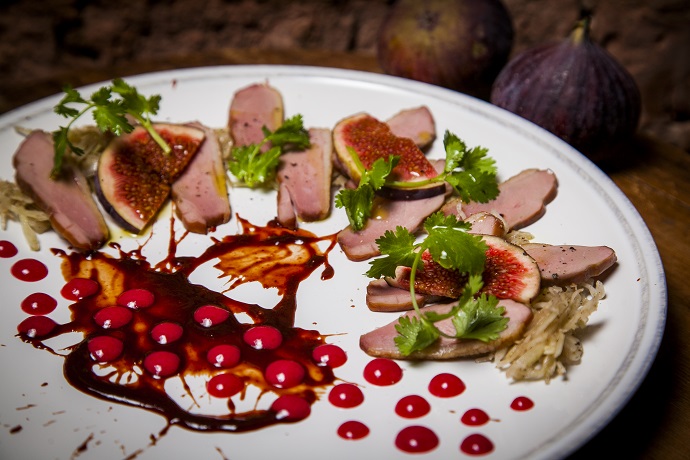 Утиная грудка с хурмой и соусом из малины