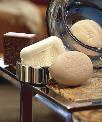 Парфюмированное мыло, по часовой стрелке: Tradition de Hammam с оливковым маслом, YVES ROCHER; Awapuhi Bar с биогелем алоэ, PAUL MITCHELL; Blenheim Bouquet с нотами сосны и черного перца, PENHALIGON'S; Allure с нотами пиона и ветивера, CHANEL.