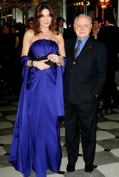 Карла Бруни в платье Yves Saint Laurent Карла Бруни в платье Yves Saint Laurent