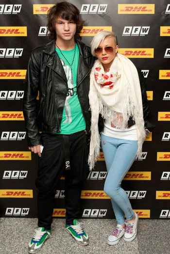 Gwen Stefani style: сочетание гламура Голливуда 40-х и калифорнийского панк-рока, алые губы и фирменные волосы цвета платины – из этого получается узнаваемый образ. Gwen Stefani style: сочетание гламура Голливуда 40-х и калифорнийского панк-рока, алые губы и фирменные волосы цвета платины – из этого получается узнаваемый образ.