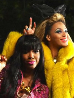 Бейонсе и ее бывшая коллега по группе Destiny's Child Келли Роуланд развлекались на съемках клипа как дети. Бейонсе (Beyonce) и Келли Роуланд (Kelly Rowland)