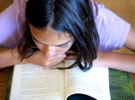 Книги о подростках Девушка над книгой