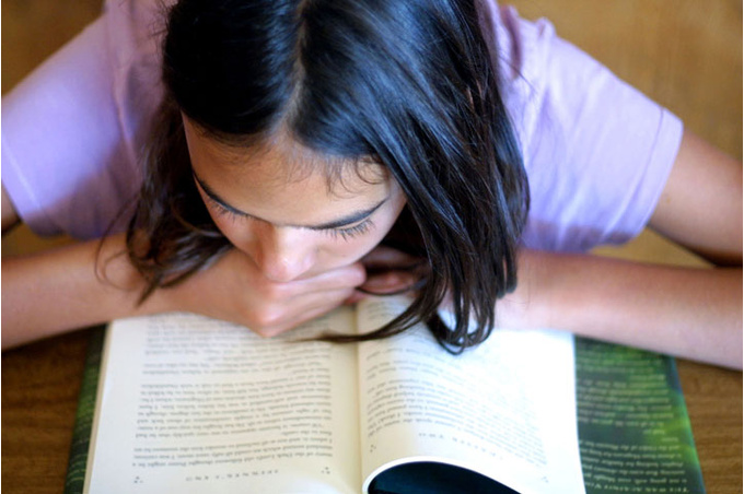 Книги о подростках Девушка над книгой