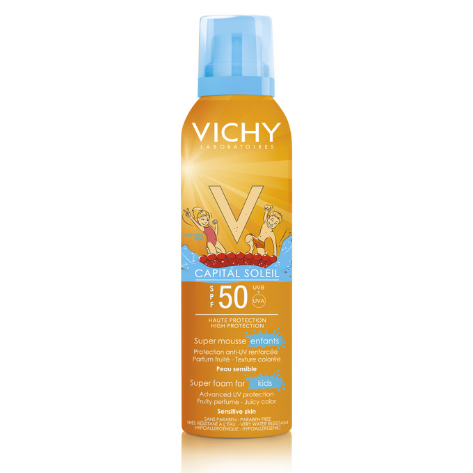 Детский солнцезащитный мусс персикового цвета Capital Soleil SPF 50, Vichy, пахнет, как фруктовая жевательная резинка. Мы уверены, оценят не только дети.