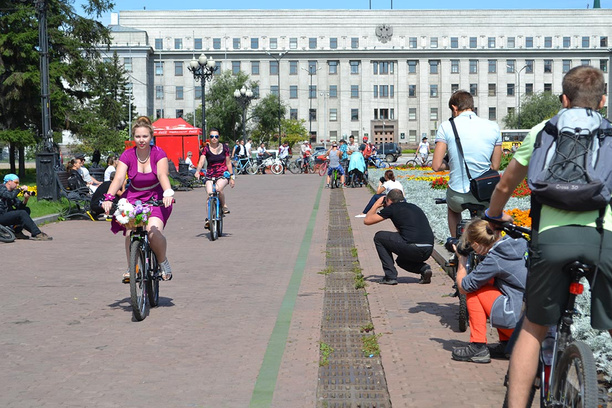 Иркутск. Велоледи на велосипеде Иркутск. Велоледи на велосипеде