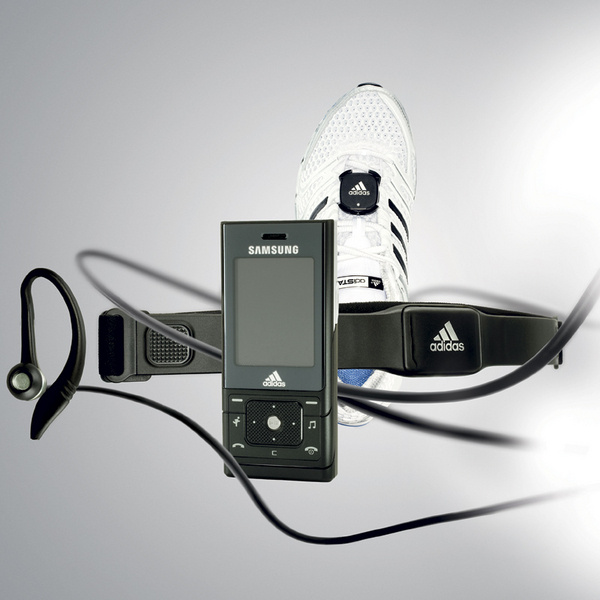 Система miCoach от Samsung и Adidas позволяет составить график тренировок и персональный плей-лист, а также включает кардиомонитор и шагомер, прикрепляемый к кроссовкам. Система miCoach от Samsung и Adidas позволяет составить график тренировок и персональный плей-лист, а также включает кардиомонитор и шагомер, прикрепляемый к кроссовкам.