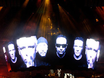 Группа U2 во главе с Боно Группа U2 во главе с Боно