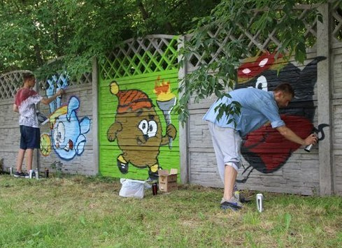Любимые Смешарики украсили унылый забор