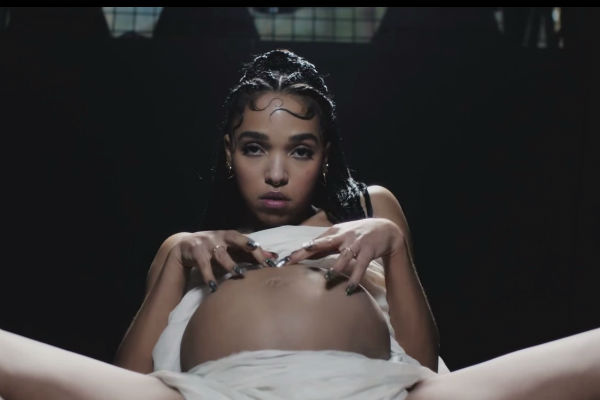 Талия Бернетт (FKA Twigs)в клипе на песню Glass & Patron Талия Бернетт (FKA Twigs) в клипе на песню Glass & Patron