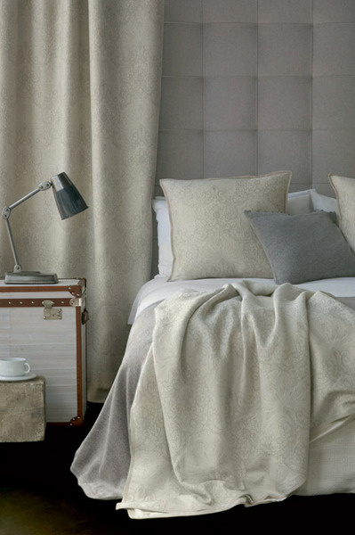Ткани из коллекции Paisley, de Le Cuona, салон DeLuxe Home Creation, шоу-рум de Le Cuona. Ткани из коллекции Paisley, de Le Cuona, салон DeLuxe Home Creation, шоу-рум de Le Cuona.