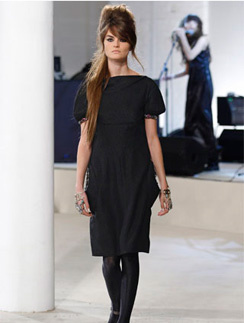 Стиль Эми Уайнхаус на показе Chanel pre-fall 2008 Стиль Эми Уайнхаус на показе Chanel pre-fall 2008
