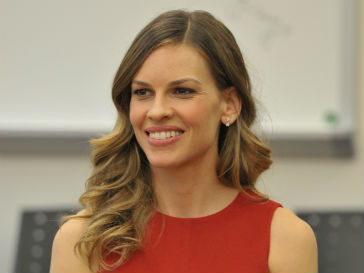 Хилари Суонк (Hilary Swank) раскаялась в своей поездке в Чечню Хилари Суонк (Hilary Swank) раскаялась в своей поездке в Чечню