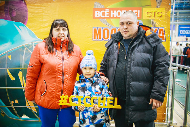 Денис с сестрой Татьяной и дочкой Лизой Учимся кататься на коньках, самые обаятельные конькобежцы Челябинска, фото