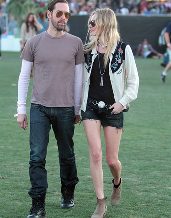 Кейт Босуорт (Kate Bosworth) с бойфрендом на музыкальном фестивале Coachella 2012