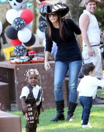 Сандра Баллок (Sandra Bullock) и ее приемный сын Луис Бардо