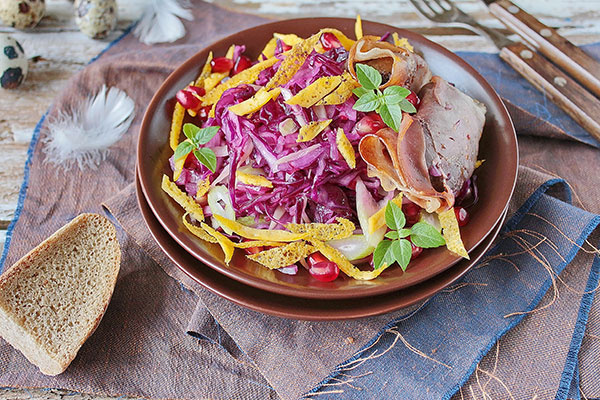 Черника, рецепты Салат из краснокочанной капусты с печенью кролика