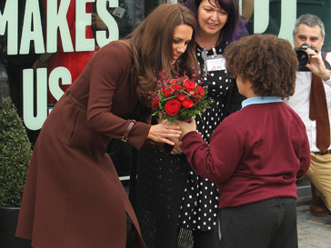 Кейт Миддлтон (Kate Middleton) во время визита в Ливерпуль Кейт Миддлтон (Kate Middleton) во время визита в Ливерпуль