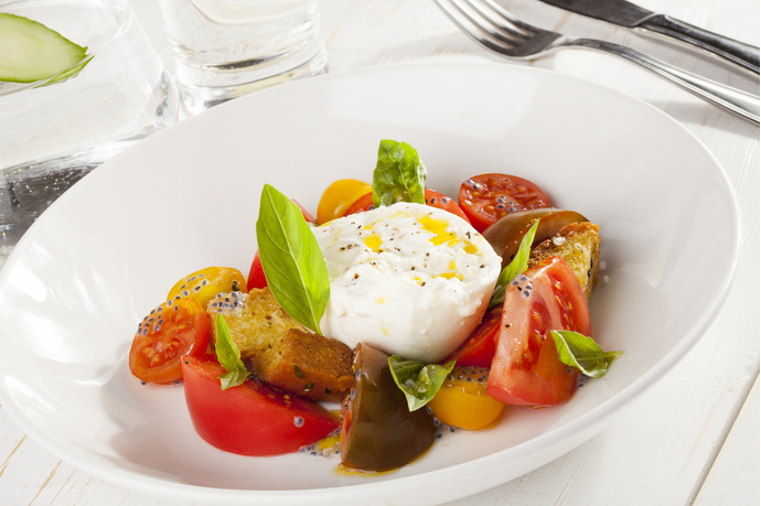 Буррата и салат из трех видов помидор Буррата и салат из трех видов помидор летние салаты с фото