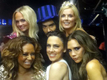 Рассел Брэнд (Russel Brand) и группа Spice Girls на Олимпиаде-2012 Рассел Брэнд (Russel Brand) и группа Spice Girls на Олимпиаде-2012