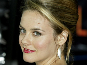 Алисию Сильверстоун (Alicia Silverstone) волнует судьба японцев Алисию Сильверстоун (Alicia Silverstone) волнует судьба японцев