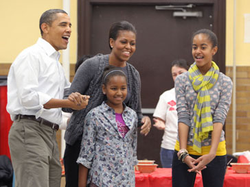 Барак Обама (Barak Obama) и Мишель Обама (Michelle Obama) с дочерьми на общественном мероприятии в американской школе Барак Обама (Barak Obama) и Мишель Обама (Michelle Obama) с дочерьми на общественном мероприятии в американской школе